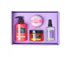 Kundal Bath and Body Gift box White Musk dárkový set s vůní Konvalinky - Mléko 258ml Peeling 230g 3umivá koule do koupele 200ml Hydratační tělová mlha 128ml